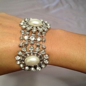 ⤵️REDUCED Bejeweled bracelet w/ faux pearl accents