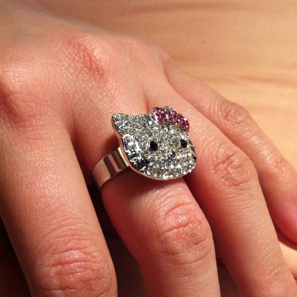 Swarovski crystals encrusted Hello Kitty ring - Picture 2 of 3