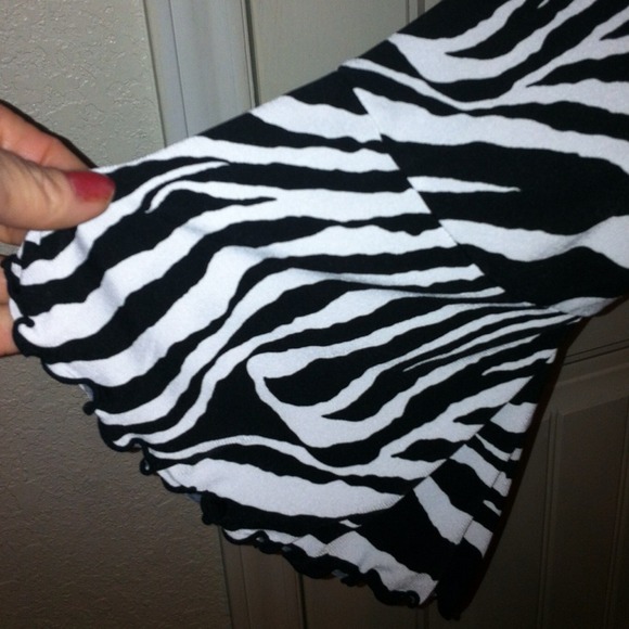 🎀 ZEBRA PRINT TOP 🎀 - Picture 2 of 2