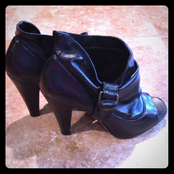SOLD IN BUNDLE 🎀 Madden Girl Black Platforms