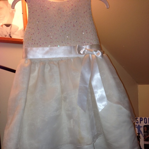 🎁Sold 🎁Girls off white dress size 6x