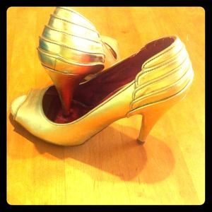 H&M Gold Peep toes
