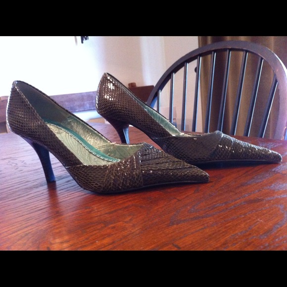 ⬇ Reduced again! cute pointed toe heels sage green