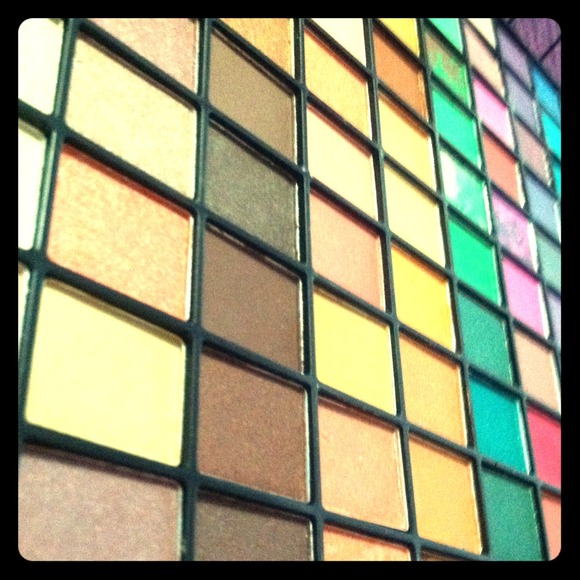 ELF 100 color pallet