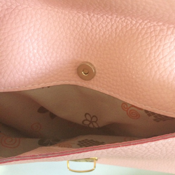 🚫SOLD🚫Cross shoulder purse 👛👝👜 - Picture 2 of 2