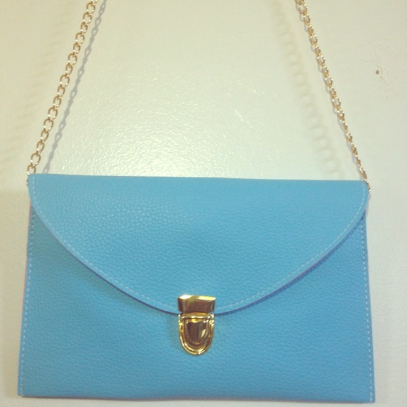 🚫SOLD🚫Cross shoulder purse. Light Blue