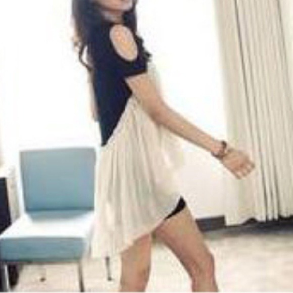 👏Host Pick👏Black & Cream Dovetail Top✋reserved.✋ - Picture 2 of 3