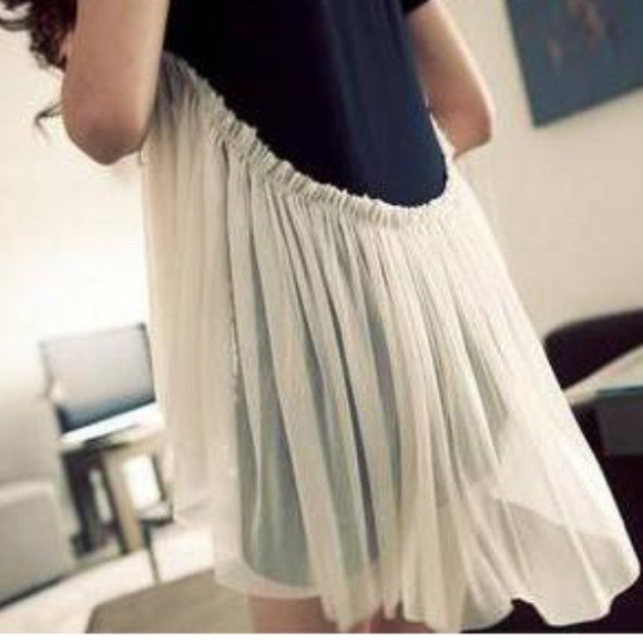 👏Host Pick👏Black & Cream Dovetail Top✋reserved.✋ - Picture 3 of 3