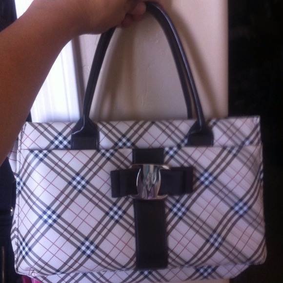 Bundled purse/iPhone case/earrings set.