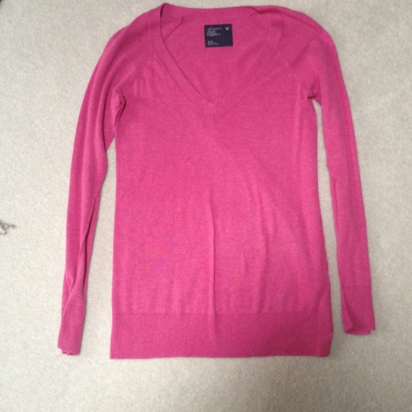 American eagle light v neck sweater. Never worn