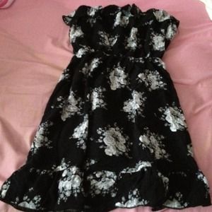 Sleeveless Black And White Floral Dress!