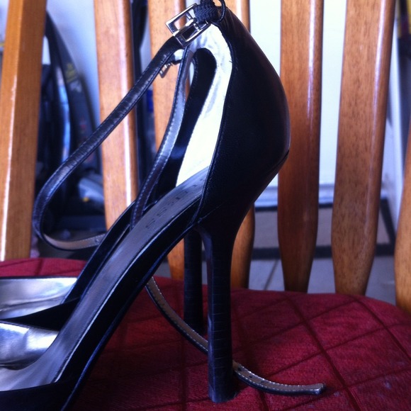 Size 8M black Guess Stilettos. $20 - Picture 3 of 4