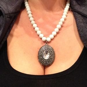 Withe natural stone necklace with pendent