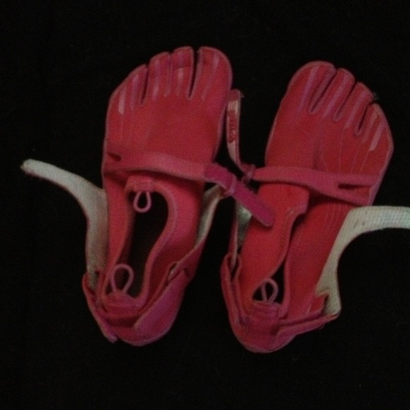 Fila 5 finger shoes size 7! Like new