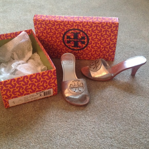 🔸SOLD🔸Authentic Tory Burch silver flip flop heel