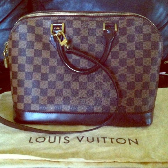 STill available!!100% authentic Alma Damier LV!)