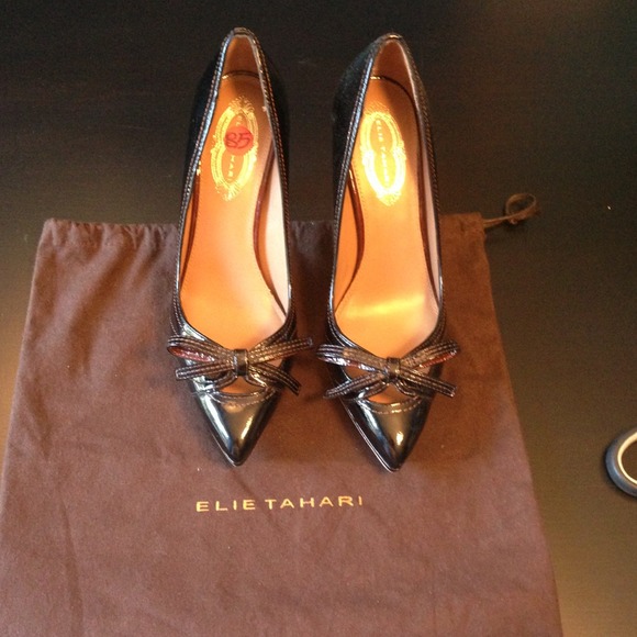 Elie tahari black pumps mismatch size 39 and 38.5