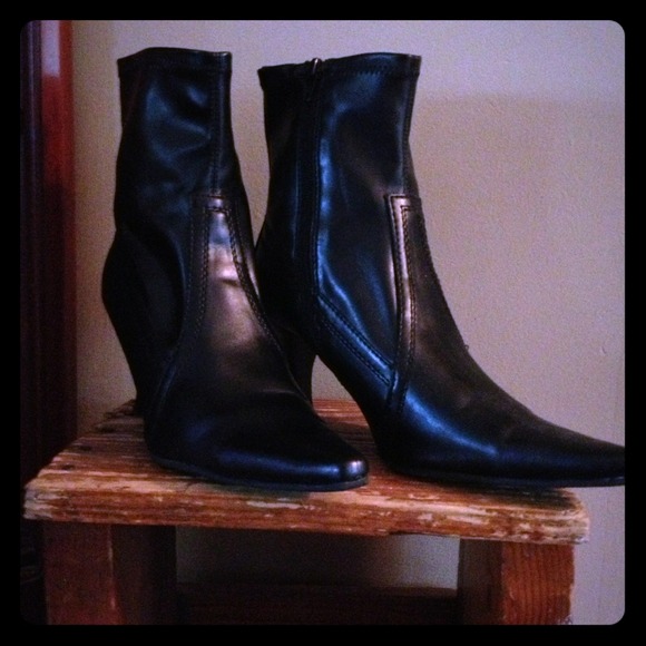 Cute pointy toe black booties...
