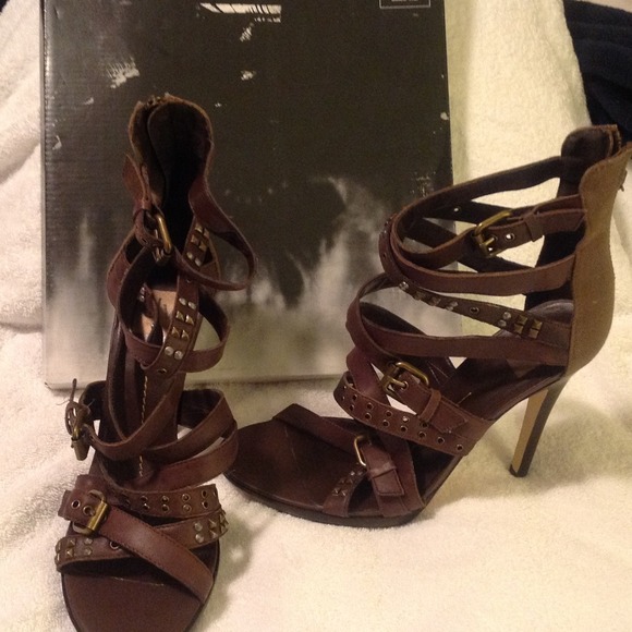 Strappy high sandal