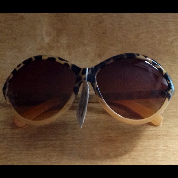SALE ALERT!! NWT Leopard-Print Oval Sunglasses!!! - Picture 2 of 2