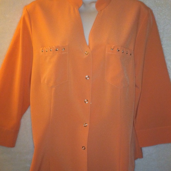 SOLD 🌟Beautiful Peach Button Up Top!
