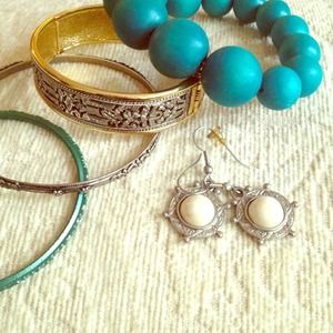 🌀BUNDLED!🌀Beautiful sheriff-inspired earrings