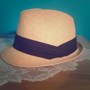 Tan and black fedora