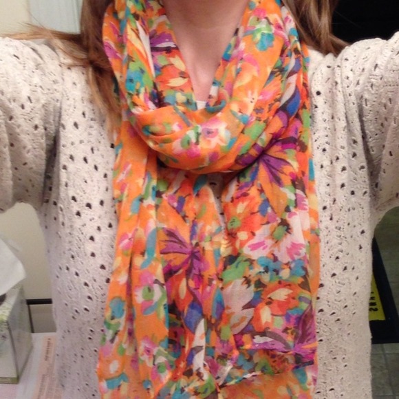 💋SOLD💋 NWOT. Floral print scarf