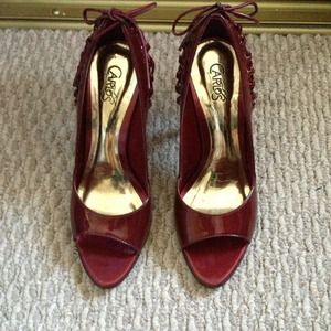 Carlos Santana peep toe pump