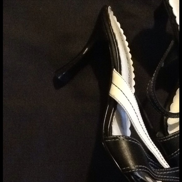 Bandolino shoe - Picture 2 of 2