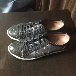 W7 Vince Camuto black sneakers. Make an offer!