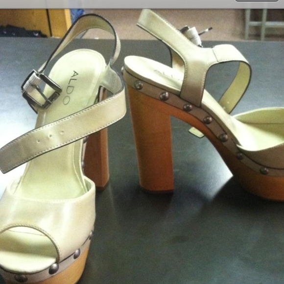 SOLD🎈🎈🎈Very Nice Aldo Platforms!