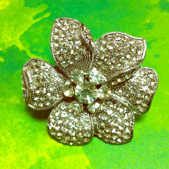 ⤵Large Cz Flower Ring⤵ lower price - Picture 1 of 2