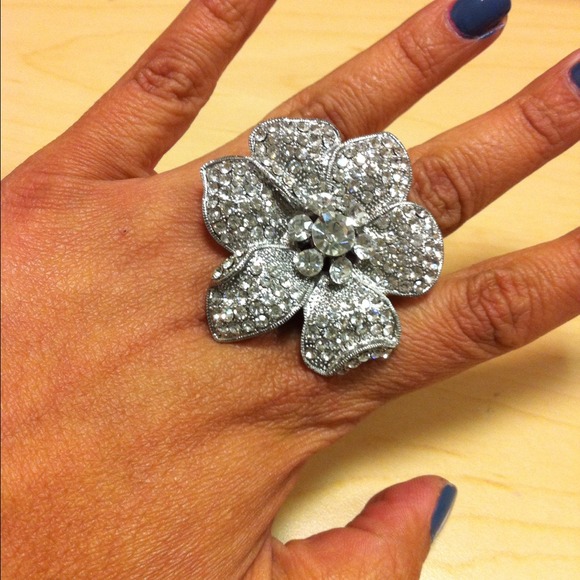 ⤵Large Cz Flower Ring⤵ lower price - Picture 2 of 2