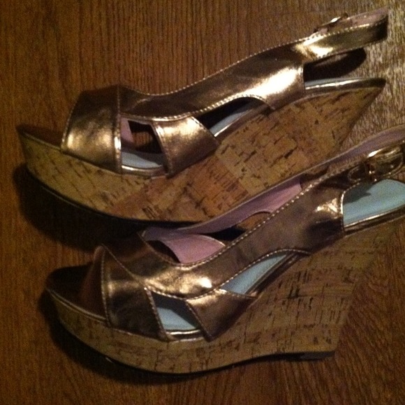 Gold Wedges - Picture 1 of 3