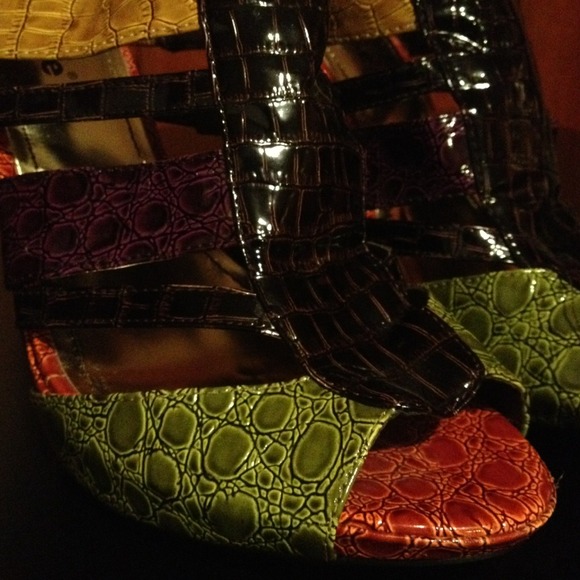 Multi color , faux snake skin heels - Picture 3 of 4