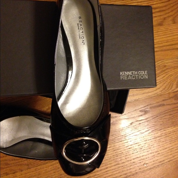 Kenneth Cole black flats sell thru PP for $10