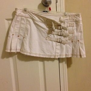 Cute cream pleated skirt with brown stitching