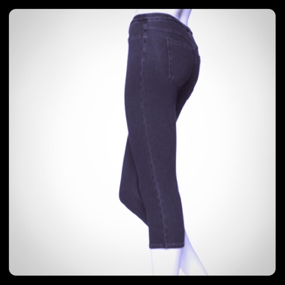 ⛔⛔SOLD⛔⛔👏👏👏👏Hue Black Crop Jeggings - Picture 1 of 1