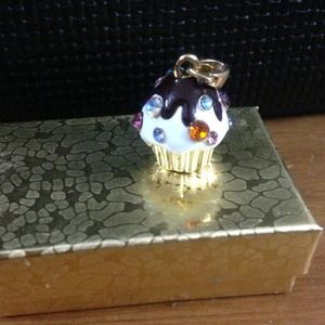Serendipity cupcake necklace