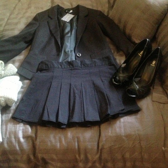 SOLD🎃SEXY Black stretchy pleated mini skirt! - Picture 4 of 4