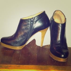 Fantastic black leather Steven booties
