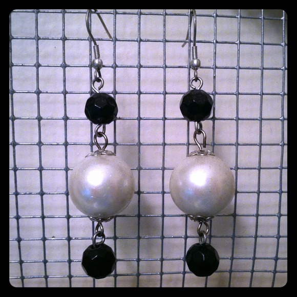 Earrings - Picture 1 of 1