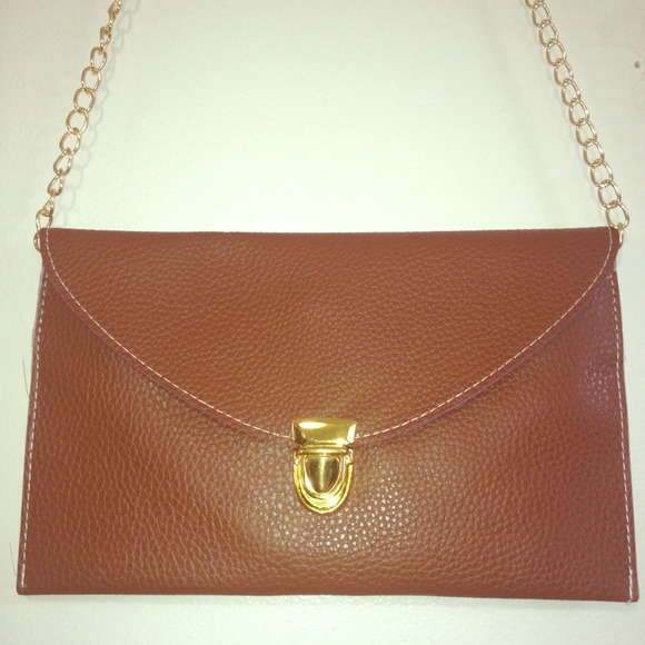 🚫SOLD🚫Cross shoulder purse. Brown