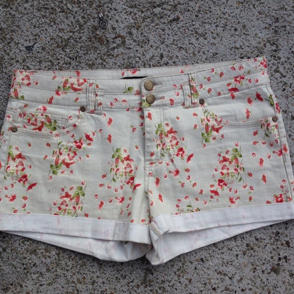 Semi high waisted shorts