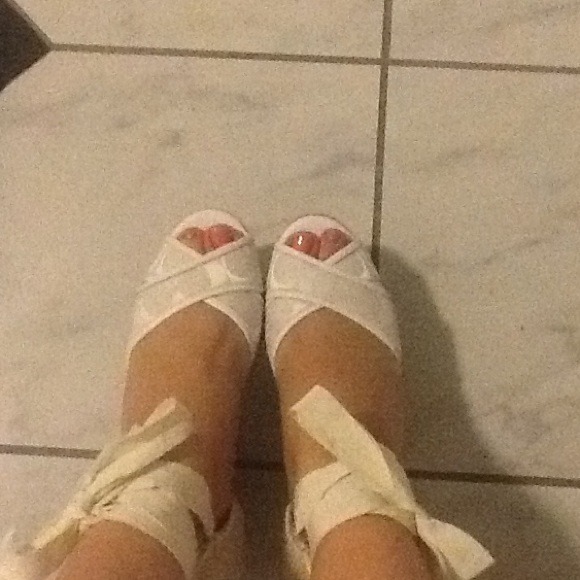 White lace up wage coach  authentic - Picture 2 of 4