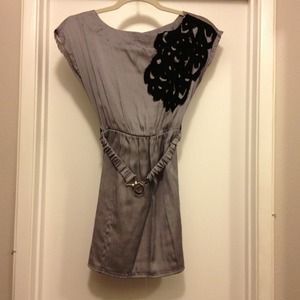 Grey tunic w/ bungee belt and blk floral detail