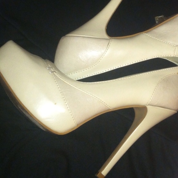 GORGEOUS Nude/Ivory Platform Pumps
