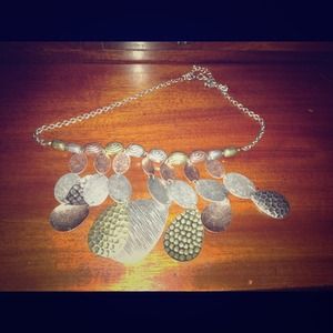 NWOT bib-like necklace