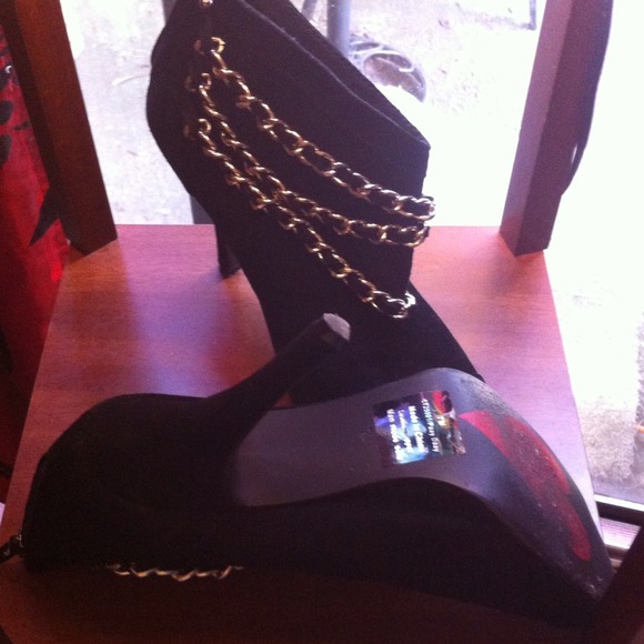 Shoes - Picture 3 of 3